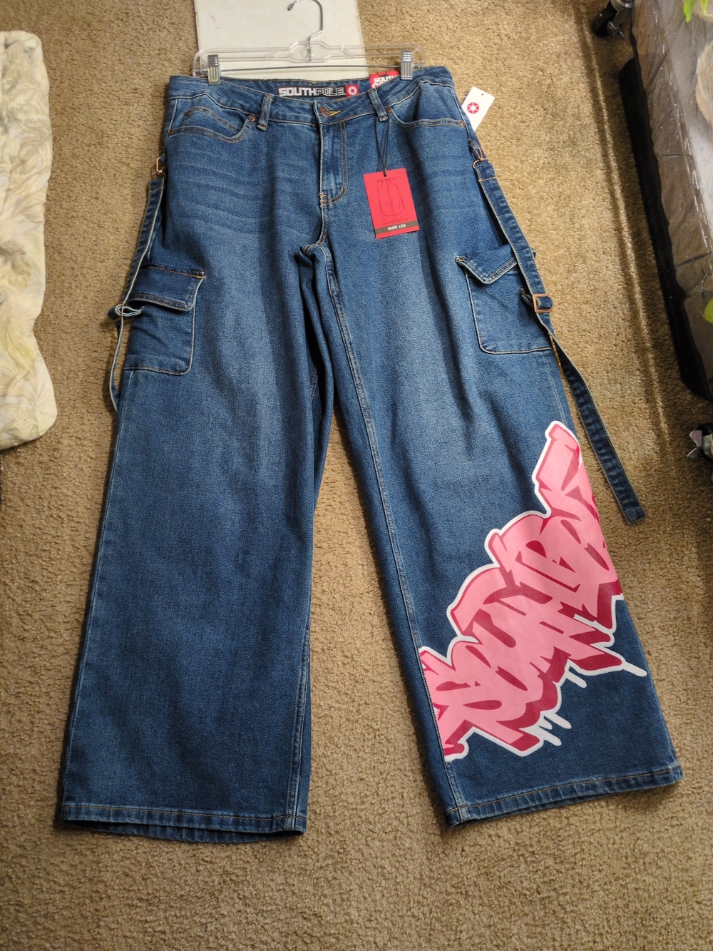 Southpole Wmns Sz 11/30 wide-leg cargo jeans pink graffiti graphics on leg Nwt